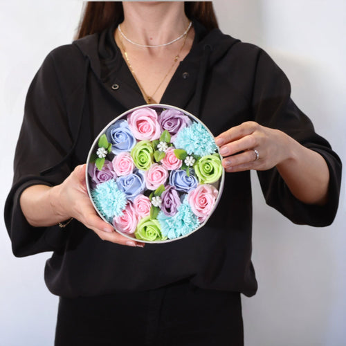 Coffret Rond de Fleurs de Savon – Naissance Bébé (Tons Bleus)
